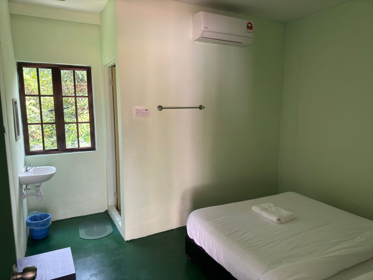 Audi Guest House 配有床、冷气与洗漱区的 Budget Hotel Single Room