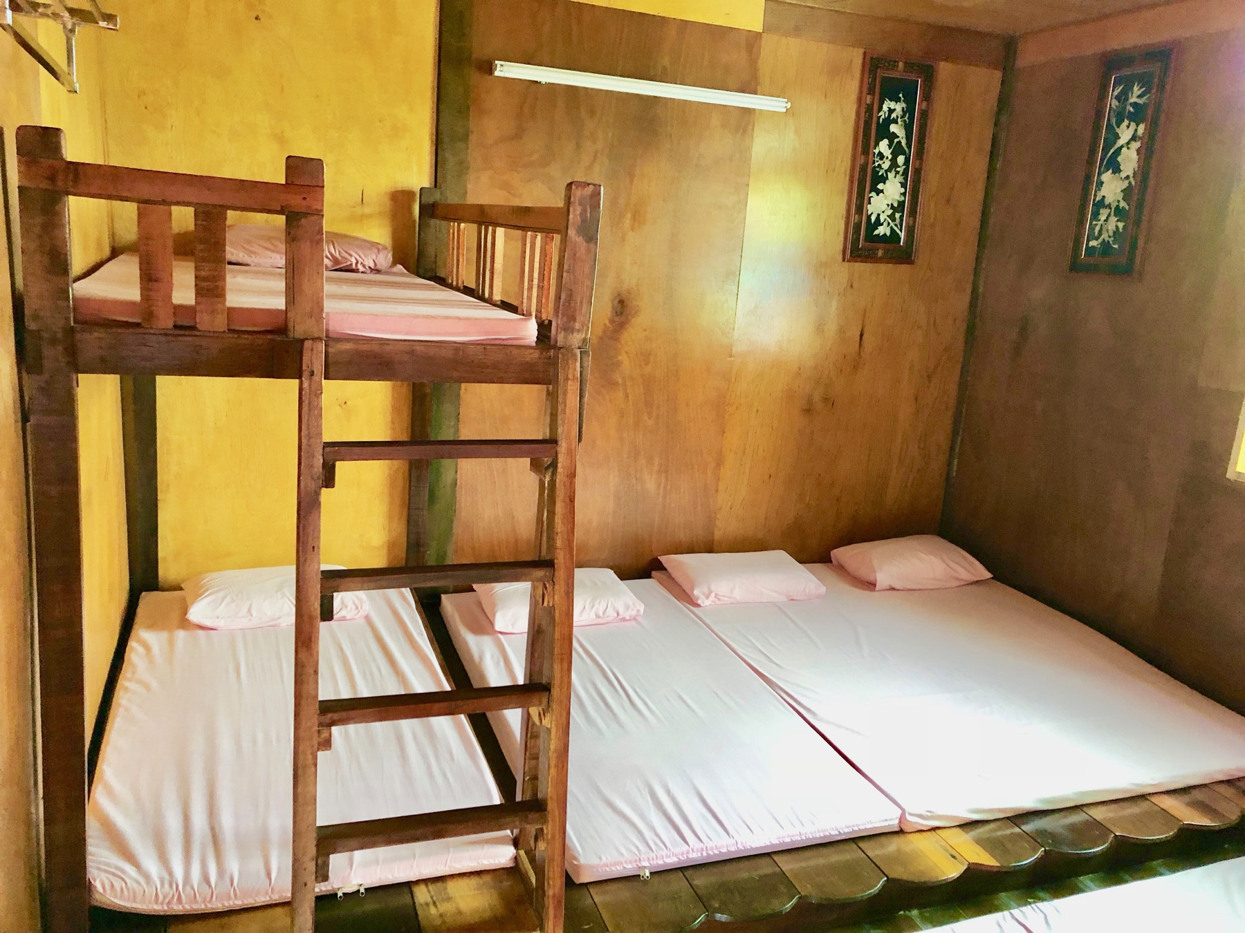 Audi Guest House 设有双层床与地铺的五人家庭客房