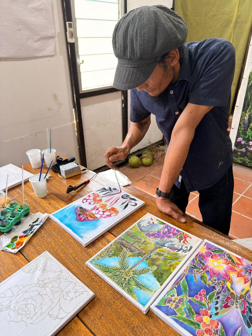 Pemandu memperkenalkan bengkel batik