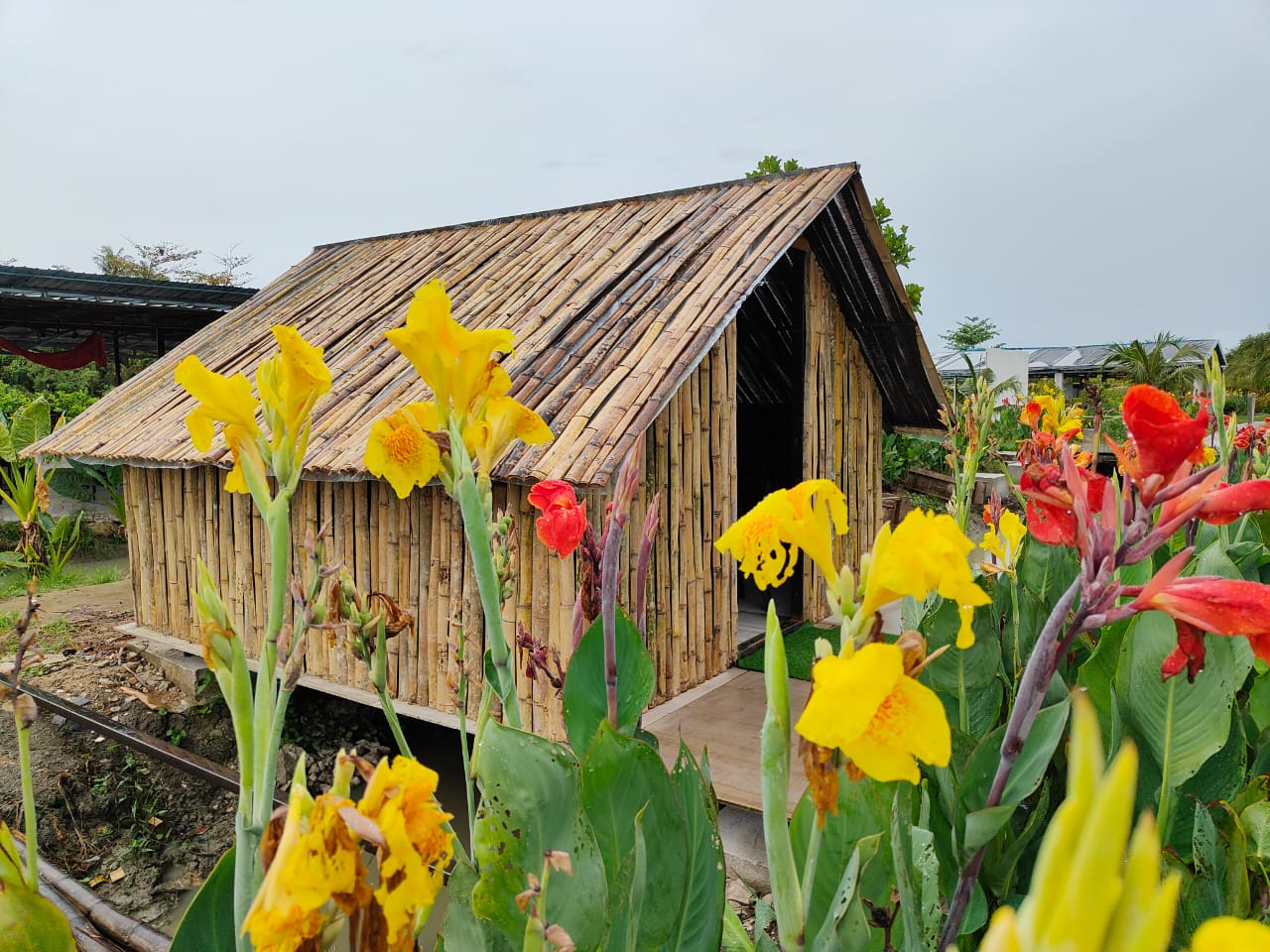 Tempat perlindungan buluh untuk perkhemahan di Love UU Garden